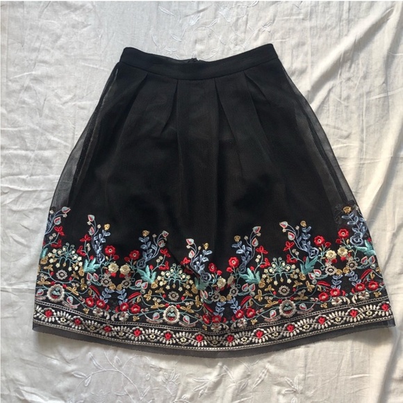 Gianni Bini Amelia Swing Embroidered Skirt Plus matching top in medium as well - Picture 2 of 4